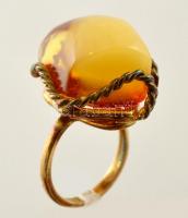 Aranyozott ezüst(Ag) gyűrű, borostyánnal, méret: 60, bruttó: 11 g