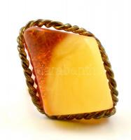 Aranyozott ezüst(Ag) gyűrű, borostyánnal, méret: 60, bruttó: 11 g