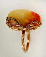 Aranyozott ezüst(Ag) gyűrű, borostyánnal, méret: 60, bruttó: 11 g