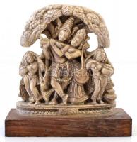Festett gipsz szobor, indiai mitológiai jelenettel, fa talapzaton, m:12 cm