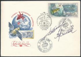 Borisz Volinov (1934- ) és Vitalij Zsolobov (1937- ) szovjet űrhajósok aláírásai emlékborítékon /  Signatures of Boris Volinov (1934- ) and Vitaliy Zholobov (1937- ) Soviet astronauts on envelope