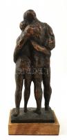 Szabó Iván (1913-1998): Szerelmesek. Bronzírozott műgyanta, jelzett, fa talapzaton, m:32 cm
