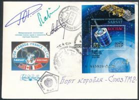 Jurij Romanyenko (1944- ), Alekszandr Lavejkin (1951- ) szovjet és Alekszandr Alekszandrov (1951- ) bolgár űrhajósok aláírásai SARSAT-KOSPAS emlékborítékon /  Signatures of Yuriy Romanenko (1944- ), Aleksandr Laveykin (1951- ) Soviet and Aleksandr Aleksandrov (1951- ) Bulgarian astronauts on SARSAT-KOSPAS envelope