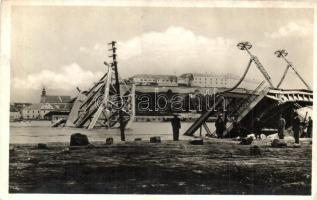 Újvidék, Novi Sad; Pétervárad, felrobbantott közúti híd / destroyed bridge