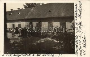 1928 Boncodfölde, 'Boncodfölde népe a vasárnapi szentmisét hallgatja Budapestről rádión', photo