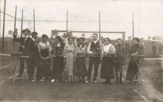 Teniszező urak és hölgyek korabeli teniszruhában a teniszpályán / Tennis playing gentlemen and ladies in the tennis clothes, photo