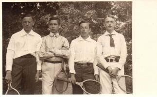 Teniszező fiúk / Tennis playing boys, photo
