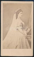 cca 1865 Wittelsbach Erzsébet magyar királyné (Sisi) egész alakos portréja, keményhátú fotó, 10x6 cm