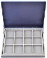 Az Éremművészeti Intézet éremtartó kazettája 1 kivehető tálcával, összesen 24 férőhellyel. Használt, de nagyon jó állapotú, rajta egy kis matrica