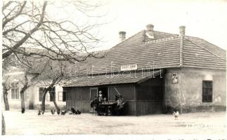 Rajka, Kovács Gábor vendéglője, italozó asztaltársaság, Reiter photo