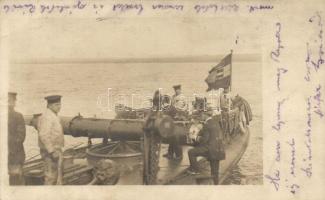 1918 Osztrák-magyar torpedóromboló, matrózok torpedó kilövése közben / K.u.K. Kriegsmarine Torpedoboot, mariners firing a torpedo, photo