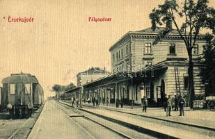Érsekújvár, Nové Zamky; Vasútállomás, gőzmozdony, W. L. Bp. 432. / railway station, locomotive (kis szakadás / small tear)