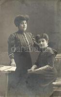 ~1908 Zsidó hölgyek, judaika. Kohn Juliska zsidó hölgynek címzett képeslap / Jewish ladies, Judaica. Addressed to Miss Kohn, Jewish lady, photo (EK)
