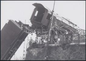 cca 1940 Vasúti baleset, vintage negatívról készült mai nagyítás, 18x25 cm