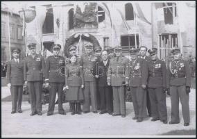 1948 Katonai attasék részvételével koszorúzás a budai várban, 3 db vintage negatívról készült mai nagyítás, 18x25 cm