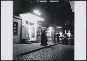 cca 1960 Kecskeméti benzinkút a városban, vintage negatívról készült mai nagyítás, 18x25 cm