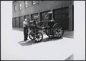 cca 1960 Budapest, Kőbánya, tűzoltóautó, Keveházi János (?-?) felvétele, vintage negatívról készült mai nagyítás, 18x25 cm