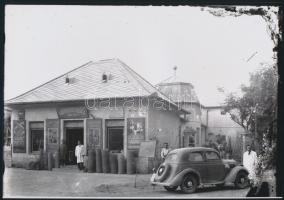 cca 1935 Takarékossági bolt Bács-Kiskun megyében, Lőcsei Árpád (?-?) kecskeméti vándorfényképész hagyatékában őrzött 3 db üveglemez negatívról készült mai nagyítások, 18x25 cm