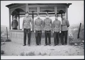 Katonák különböző helyszíneken, 5 db vintage negatívról készült mai nagyítás, 18x25 cm