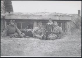 Katonák különböző helyszíneken, 5 db vintage negatívról készült mai nagyítás, 18x25 cm