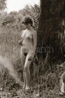 cca 1975 Szabadtéri aktfotózás, 42 db negatív felvétel, 24x36 mm