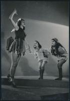 cca 1935 Leichtner Erzsébet vintage fotója Szentpál Olga gyermek tánccsoportjának tagjairól, pecséttel jelzett vintage fotó, 16,5x11,5 cm