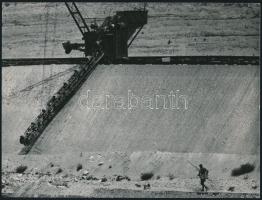 cca 1966 Pecás a bányatónál, Magyar Alfréd jelzés nélküli vintage fotóművészeti alkotása, 18x24 cm