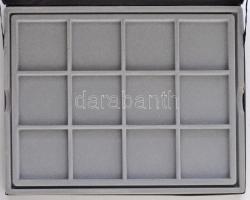 Éremtartó kazetta, kivehető tálcával, összesen 24 férőhellyel. Használt, de jó állapotban.