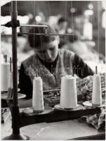 cca 1970 Orsózó és varroda, 2 db vintage fotóművészeti alkotás, az egyik feliratozott, Magyar Alfréd felvételei, 18x24 cm