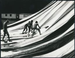 cca 1970 Vándorcirkusz sátrának takarítása, feliratozott vintage fotó Vincze János (1922-1998) kecskeméti fotóművész hagyatékából, 18x23,5 cm