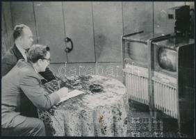 cca 1960 Moszkva, Leningrád és Kijev között létesült videotelefon vonal, két képernyős, külön a bejövő és a kimenő képeknek, felettük látható a kamera, 16x23 cm