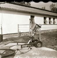 cca 1969 Állattartó csarnok építése, 13 db vintage negatív Sinka Antal (?-?) hagyatékából, aki a vel...