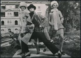 cca 1968 Budapesti divatfotók városképi környezetben, 3 db vintage fotó, 17,5x 23,5 cm és 21,5x17,5 ...