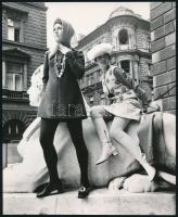 cca 1968 Budapesti divatfotók városképi környezetben, 3 db vintage fotó, 17,5x 23,5 cm és 21,5x17,5 ...