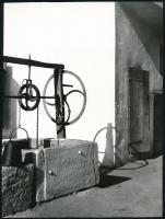 cca 1974 Zsigri Oszkár (1933-?): Falusi udvar, feliratozott, vintage fotóművészeti alkotás, 23,5x17,5 cm