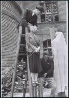 1945 Budapest, háborús bűnösök nyilvános akasztása, 2 db vintage negatívról készített mai nagyítás, ...