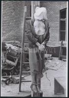 1945 Budapest, háborús bűnösök nyilvános akasztása, 2 db vintage negatívról készített mai nagyítás, ...