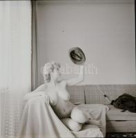 cca 1979 Szolidan erotikus akt felvételek tétele, 13 db vintage negatív, 4x6 cm és 6x6 cm