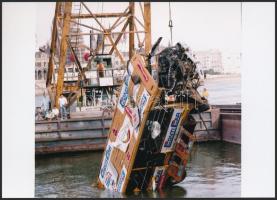 cca 1985 Budapest, egy autóbusz roncsának kiemelése a Dunából, 5 db szabadon felhasználható vintage ...