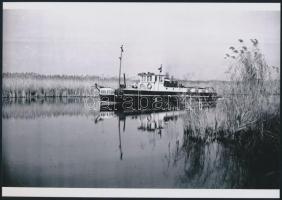 cca 1930 Balaton nevű hajó menet közben, vintage negatívról készült mai nagyítás, 18x25 cm