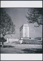 cca 1936 A GANZ gyár központi irodaépülete előtt a gyár terméke, 2 db vintage negatívról készült mai nagyítások, 25x18 cm