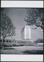 cca 1936 A GANZ gyár központi irodaépülete előtt a gyár terméke, 2 db vintage negatívról készült mai...