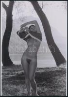 cca 1971 Fatörzsekkel táncoló, 4 db szolidan erotikus fotó, vintage negatívokról készült mai nagyítá...