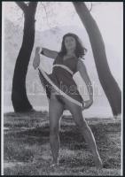 cca 1971 Fatörzsekkel táncoló, 4 db szolidan erotikus fotó, vintage negatívokról készült mai nagyítá...