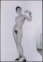 cca 1971 A bugyi lecsalogatásának leggyorsabb módszere, 3 db szolidan erotikus fotó, vintage negatív...