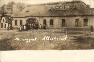 Budapest I. Tabán, Albecker Antal veje Schreil Győző vendéglője, háttérben a Budai vár, photo (EK)