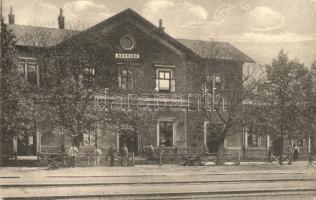 1918 Bánhida (Tatabánya), vasútállomás, vasutasok. Krakovszky Andrásné felvétele