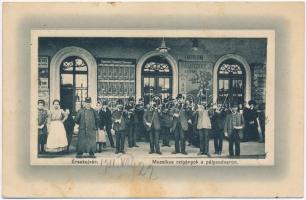 1911 Érsekújvár, Nové Zamky; Muzsikus cigányok a pályaudvaron, vasútállomás, W. L. Bp. 4496. / gypsy music band at the railway station (fl)