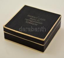 Komárom, Grünhut Lajos ékszer és régiségkereskedő feliratú ékszeres doboz, karton, 7x7x3 cm