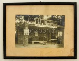 cca 1920 Orelly fotó, vélhetőleg Ast Ede (?-?) a Rapid vasbetonfödém feltalálója nyitott kiállítási standján, üvegezett keretben, 16×23 cm